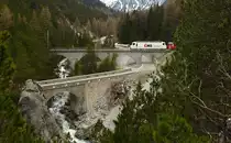 Die  Ems-Lok  Ge 4/4 III 643  Vals  rollt mit dem RE 1152 (St.Moritz - Chur), der Kreuzungsstation Muot entgegen, über das erste Albulaviadukt. 
Albulaviadukt I, 07. Mai 2016
