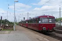 Am 14.05.2016 hieß es drei Mal  Rund um Trier . Es ging zunächst vom Trierer Hauptbahnhof über Pfalzel und Ehrang in die Eifel bis Speicher. Von hier fuhren die Schienenbusse zurück in Richtung Trier und zwar durch den Ehranger Rangierbahnhof auf die Trierer Weststrecke. Dann wurden Biewer, Pallien, Trier-West, Euren und Zewen passiert. Bei Konz wurde die Mosel überquert und über Karthaus und Trier-Süd gab es wieder den Ringschluss zum Hauptbahnhof Trier. Die Triebwagengarnitur, bestehend aus 796 785, 998 271, 998 172 und 796 784 verlässt den Hbf. Trier in Richtung Heimat Gerolstein nach dem Ende der Veranstaltung.
