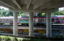 Ein Hauch der Bronx -

Passend zum Graffiti der Betonwände tragen auch einige Wagen eines Regional-Expresszuges in Richtung Schwäbisch Hall-Hessenthal diese Bemalung. Eigentlich bin ich kein Freund von Graffiti, aber es kann durchaus auch fotografische Reize entwickeln.

Fellbach, 07.06.2016 (M)