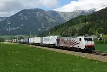 Dem Lokomotion 41851 war am 04. Mai 2014 die 189 918 vorgespannt, fotografiert vor der Kulisse des 2214 Meter hohen Reitings bei Seiz.