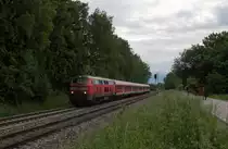 Die ehemalige Braunschweiger 218 452-1 mit ihrem TB11-Motor brummte am Abend des 01.06.16 mit ihrem kleinen Bn-Wagen-Zug von München Hbf nach Mühldorf durch Poing.

Ein Pferd schaute sich das kleine Spektakel mit an, während seine Führerin es einfühlsam hielt.