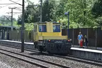 X627 701-6 bei der Durchfahrt durch den Bahnhof Bad Schallerbach-Wallern am 7. Juni 2016 um 11:07