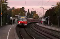 Schönes Licht kann banalen S-Bahnhalt aufwerten -

Schon historisch ist diese Aufnahme der ungestalteten S-Bahnstation Rommelshausen im Morgenlicht. Der Langzug auf der S2 nach Schorndorf wird noch aus drei Zügen der Baureihe 420 gebildet.

27.10.2010 (M)


