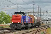 Am 843 063-9 durchfährt den Bahnhof Pratteln. Das abzweigende Gleis führt auf eine Strasse und in ein Industriegebiet, von wo aus auch diese Aufnahme am 30.05.2016 entstand.