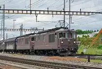 Doppeltraktion, mit den BLS Loks 182 und 184, durchfahren den Bahnhof Pratteln. Die Aufnahme stammt vom 30.05.2016.