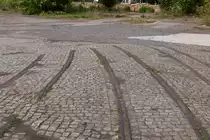 Es bedarf schon arg viel Fantasie, wie auf diesen Gleisfragmenten mal Zugverkehr stattgefunden hat. Diese Gleise unterschiedlicher Spurweite laufen an dieser Stelle wohl zu einer mal ursprunglichen Drehscheibe zusammen auf einem Brachgelände in der Straße  An der Bleiche  in Nordhausen (die  Drehscheibe  ist selbst im Google maps zu erkennen, zum Verständnis die Bilder in der Galerie beachten) 15.05.2016