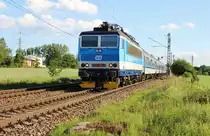 Da bei Tršnice die Brücke über die Ohre ausgetauscht wird fehlt dort die Oberleitung. Am 07.06.16 wollte ich mal schauen wie weit man ist. Die Züge werden von Cheb bis Tršnice und zurück mit 714 oder 742 geschoben. Hier der R 617 Větruše vorn mit 362 108-3 bei Tršnice geschoben von einer 742 343-7.