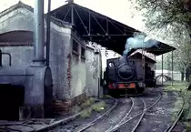 Die MSP 53 wartet auf einem Dreischienengleis im Depot Poferrada im April 1984 auf ihren nächsten Einsatz. Der stationäre Kessel links soll von einer 1891 von Nasmyth Wilson gebauten Satteltanklok stammen.