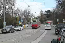 Wien Wiener Linien SL 38 (E2 4026) Döbling, Billrothstraße / Privatklinik Rudolfinerhaus am 24. März 2016. - Billrothstraße hat seit 1894 ihre Bezeichnung nach dem Chirurgen Dr. Christian Theodor von Billroth (1829 - 1894), der auch Mitbegründer der Wiener Freiwilligen Rettungsgesellschaft war.