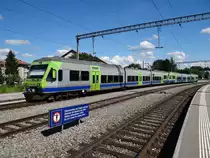 Die  Nina 04  und ein andere  Nina  mit ein Zug der  S5  (S-Bahn Bern) im Bahnhof KERZERS, 06-06-2016.

 S5  = Bern-Kerzers-Neuenburg und für die 2° teil der zug : Bern-Kerzers-Murten