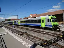 Ein RBDe 566 + B wagen (jumbo-wagen) + ABt im Bahnhof Kerzers mit ziel Lyss, 06-06-2016
