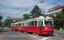 Wien E1 4542 + 1370 als Linie 49 in Breitensee, 23.05.2016. 