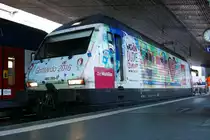 Die Re 460 099 Mobiliar steht abgekuppelt im HB Zürich am 9.6.2016.