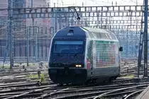 Re 460 099 Mobiliar bei der Ausfahrt im Zürcher HB Richtung Feld am 9.6.2016.