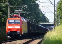 152 131-9 DB kommt die Kohlscheider-Rampe hoch aus Richtung Neuss,Herzogenrath mit einem langen Audi-VW-Zug aus Osnabrück nach Kortenberg-Goederen(B) und fährt durch Kohlscheid und fährt in Richtung Richterich,Laurensberg,Aachen-West. 
Aufgenommen vom Bahnsteig 1 in Kohlscheid. Bei Sommerwetter am 9.6.2016. 