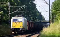 186 306-7 der Euro Cargo Rail kommt die Kohlscheider-Rampe hoch aus Richtung Neuss,Herzogenrath mit einem Schrottzug aus Köln-Kalk(D) nach Genk-Goederen(B)  und fährt durch Kohlscheid in Richtung Richterich,Laurensberg,Aachen-West.
Aufgenommen vom Bahnsteig 1 in Kohlscheid. 
Bei Sommerwetter am 9.6.2016. 