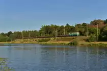 122 005 mit einem Güterzug am 26.08.2015 bei Tynec nad Labem. 