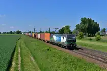 193 223 mit einem Containerzug am 26.05.2016 bei Plattling. 