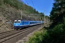151 020 mit einem R am 26.08.2015 bei Tynec nad Labem. 