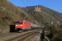 185 009 mit einem Kesselzug am 16.02.2016 bei Wellmich. 