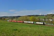 193 242 mit einem Containerzug am 13.04.2016 bei Passau. 