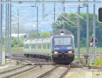 BLS - RE  mit 465 005-7 bei der einfahrt in den Bahnhof Ins BLS am 24.05.2016