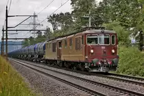 Doppeltraktion der BLS Re 425 Maschinen Re 425 180  Neuchatel  und der 182  Kandergrund  fahren mit einem Oelbomber den Bözberg hinauf,Bild Villnachern 15.6.2016