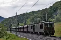 Kurz nach einem sehr heftigen Hagelgewitter fährt die Doppeltraktion der beiden BLS Loks Re 425
178  Schwarzenberg  und Re 425 174  Frutigen  mit einem Kohlenzug in Villnachern den Bözberg hinab.Bild vom 15.6.2016