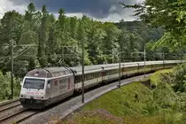 Re 460 052-4 fährt in Schinznach mit einem Ic aus Basel SBB nach zürich HB vorüber.Bild vom 15.6.2016