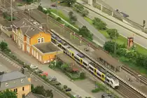 Vom Aussichtspunkt der Burg Schönburg hat man eine tolle Sicht auf den Bahnhof von Oberwesel und das Rheintal. Ein Trans Regio der Mittelrein Bahn fährt aus Richtung Koblenz nach Bingen. Fotografiert am 3 Juni 2016