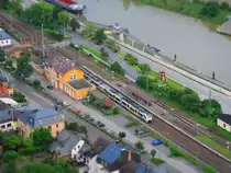Noch eine andere Perspektive vom Aussichtspunkt der Burg Schönburg auf den Bahnhof von Oberwesel und das Rheintal. Ein Trans Regio der Mittelrein Bahn fährt aus Richtung Koblenz nach Bingen. Fotografiert am 3 Juni 2016