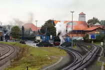 Nachdem 99 6001 am Vormitag des 16.10.2015 für eine Fotoveranstaltung der IG HSB unterwegs war, wird sie jetzt im Bw Wernigerode bekohlt, wonach der zweite Teil der Veranstaltung, eine Sonderzugfahrt zum Brocken, in Angriff genommen wird.