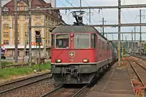Re 6/6 11682  Pfäffikon SZ  zusammen mit Re 4/4 II 11280 am 14.05.2015 bei der Durchfahrt mit einem Containerzug in Pratteln gen Rangierbahnhof Muttenz.