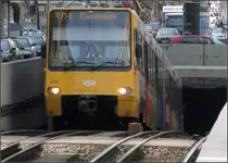 . 7% Schieflage -

Stadtbahn-Triebwagen an der Rampe Stöckach. Seit 1972 müssen hier die Bahnen die Ebenen wechseln. Eigentlich ursprünglich als Provisorium gebaut, denkt hier heute niemand mehr an einen Weiterbau des Tunnels.

18.03.2009 (M)