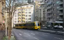 . Stadlers Tango auf Bergfahrt -

In der Hohenheimer Straße, einer der beiden das Zentrum Stuttgarts querenden Bundesstraßen, geht es an die 7% Steigung hinauf in Richtung Degerloch. In den siebziger Jahren war hier ein Tunnel für die Straßen- bzw Stadtbahn vorgesehen. Ein Bürgerentscheid verhinderte dies und stattdessen sollten die Autos im Tunnel verschwinden. Die Stadtbahn verlässt auf dem Bild gerade eine Fahrspur der Bundesstraße, die bergwärts ein Stück von den Bahnen mit benutzt wird.

28.12.2014 (M)