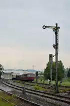 Im Sauerland finden sich auch noch einige Formsignale. Im Hintergrund fährt gerade eine 4fach Traktion Uerdinger gen Neuenrade. Zum Jubiläum 60.Jahre Hönnetalbahn verkehrten Uerdinger ,Wismaerer und MAN Schienenbusse über die Strecke der Hönnetalbahn.

Menden 12.06.2016