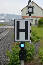 Auf der Strecke Neuenrade Menden fanden sich ZugLeitBetrieb Signale an den H-Tafeln. Neben der fernmündlichen Übermittlung der Fahrerlaubnis was durch Unwirksamschalten des 2000Hz PZB Magnete auch durch eine blau blinkende Überwachungslampe an den H-Tafeln angezeigt.

Lendringsen 12.06.2016