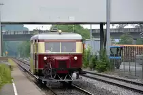 Da haben einige Leute erstant geschaut als der Wismarer Schienenbus anstatt eines modernen LINT angefahren kam. Die Schienenbusse verkehrten zum 60.Jahre Hönnetalbahn Jubiläum auf der Strecke Neuenrade Fröndenberg. 

Lendringsen 12.06.2016