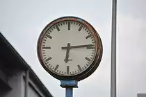 Um ca 5-6 Stunden geht die Uhr falsch, denn sie tickt nicht mehr.

Lendringen 12.06.2016