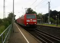 185 145-0 und eine weiteren 185er beide von DB  kommen die Kohlscheider-Rampe hoch aus Richtung Neuss,Herzogenrath mit einem langen Audi-VW-Zug aus Osnabrück nach Kortenberg-Goederen(B) und faren durch Kohlscheid und fuhren in Richtung Richterich,Laurensberg,Aachen-West. 
Aufgenommen vom Bahnsteig 2 in Kohlscheid.
Am Abend vom 16.6.2016. 