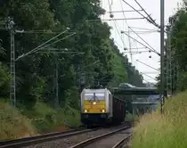 186 306-7 der Euro Cargo Rail kommt die Kohlscheider-Rampe hoch aus Richtung Neuss,Herzogenrath mit einem Schrottzug aus Köln-Kalk(D) nach Genk-Goederen(B) und fährt durch Kohlscheid in Richtung Richterich,Laurensberg,Aachen-West. 
Aufgenommen vom Bahnsteig 1 in Kohlscheid.
Am Abend vom 16.6.2016.