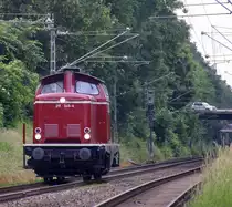 211 345-4 AIXrail kommt die Kohlscheider-Rampe hoch aus Richtung Neuss,Herzogenrath als Lokzug aus Neuss nach Stolberg-Hbf(Rheinland) und fährt durch Kohlscheid in Richtung Richterich,Laurensberg,Aachen-West. 
Aufgenommen vom Bahnsteig 1 in Kohlscheid. 
Am Abend vom 16.6.2016.