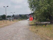 Ein ausgedienter und ein genutzter Prellbock,am 16.Juni 2016,in Stralsund.