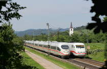 401 078-1  Bremerhaven  als ICE 70 (Chur-Hamburg Altona) trifft auf 403 018-5   Münster(Westf)  und als 403 061-5  Celle  als ICE 107 (Köln Hbf-Basel SBB) bei Denzlingen 10.6.16