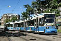 Gute Möglichkeit zum fotografieren gibt es noch bis September zwischen Lenbachplatz und Stachus. Gleisarbeiten erfordern eine kleine Umleitung und leiten die Strassenbahnen auf die Gegenspur. Bei langsamer Fahrt kann man vom  totem Gleis   aus super fotografieren. Schönes Licht am 17.06.2016 am Stachus.