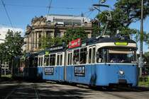 Gute Möglichkeit zum fotografieren gibt es noch bis September zwischen Lenbachplatz und Stachus. Gleisarbeiten erfordern eine kleine Umleitung und leiten die Strassenbahnen auf die Gegenspur. Bei langsamer Fahrt kann man vom  totem Gleis   aus super fotografieren. Schönes Licht am 17.06.2016 am Stachus.