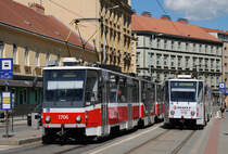 Wegen Gleisbauarbeiten im Bereich der Straßenbahnüberführung über die Videnska wird zur Zeit die Linie 8 über die Strecke der Linie 2 durch die Straßenzüge Hybesova, Vaclavska und Videnska zur Haltestelle Celni umgeleitet, wo über die Rampe der Linie 6 die originale Strecke nach Stary Liskovec wieder erreicht wird. In der Haltestelle Pořiči konnten am 18.06.2016 die umgeleiteten Tw. 1706 und 1718 festgehalten werden.