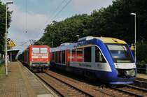 112 155-7 mit RE1 (RE18171) von Brandenburg Hauptbahnhof nach Frankfurt(Oder) trifft am Morgen des 19.6.2016 in Potsdam Charlottenhof auf 648 286-2 als HEX80200 von Berlin Ostbahnhof nach Goslar und 648 283-9 als HEX80200 von Berlin Ostbahnhof nach Thale Hauptbahnhof.