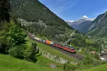 Eine Re 10/10 mit einem Containerzug am 21.05.2016 oberhalb von Wassen. 