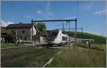 Der TGV Lyria 9768 von Genève nach Paris fährt eine knappte Viertelstunde nach der Abfahrt in Genève bei Russin vorbei.
20. Juni 2016